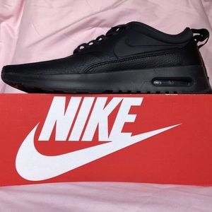 All black nike air max theas